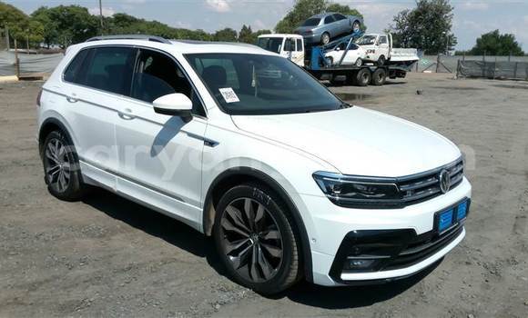 Acheter Occasion Voiture Volkswagen Tiguan Blanc à Swakopmund, Namibie Acheter Occasion Voiture Volkswagen Tiguan Blanc à Swakopmund, Namibie