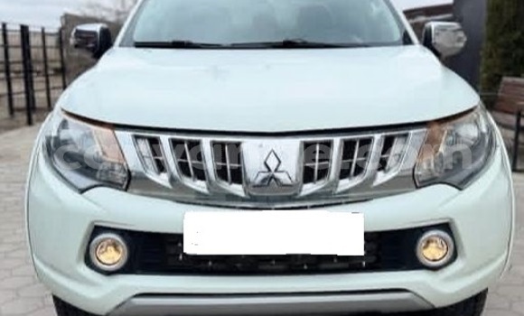 Buy Used Mitsubishi L200 White Car in Windhoek in Namibia