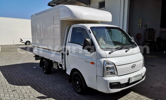 Buy Used Hyundai H1 White Car in Gobabis in Omaheke