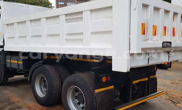 Acheter Occasion Utilitaire Nissan UD Blanc à Keetmanshoop, Namibie Acheter Occasion Utilitaire Nissan UD Blanc à Keetmanshoop, Namibie