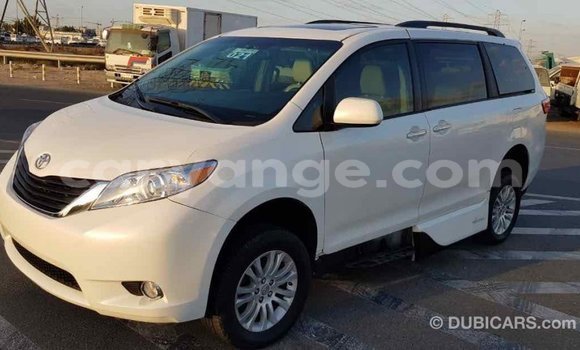 Acheter Import Voiture Toyota Sienna Blanc à Import - Dubai, Namibie Acheter Import Voiture Toyota Sienna Blanc à Import - Dubai, Namibie