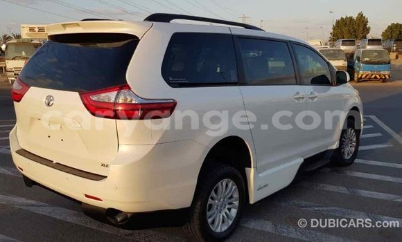 Acheter Import Voiture Toyota Sienna Blanc à Import - Dubai, Namibie Acheter Import Voiture Toyota Sienna Blanc à Import - Dubai, Namibie