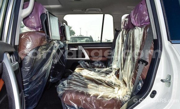 Acheter Import Voiture Toyota Land Cruiser Blanc à Import - Dubai, Namibie Acheter Import Voiture Toyota Land Cruiser Blanc à Import - Dubai, Namibie
