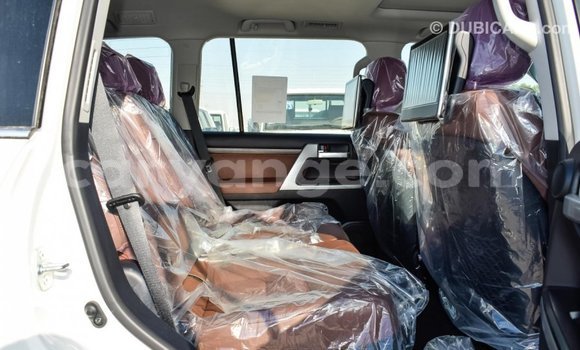 Acheter Import Voiture Toyota Land Cruiser Blanc à Import - Dubai, Namibie Acheter Import Voiture Toyota Land Cruiser Blanc à Import - Dubai, Namibie