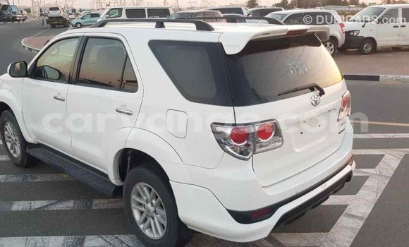 Acheter Import Voiture Toyota Fortuner Blanc à Import - Dubai, Namibie Acheter Import Voiture Toyota Fortuner Blanc à Import - Dubai, Namibie