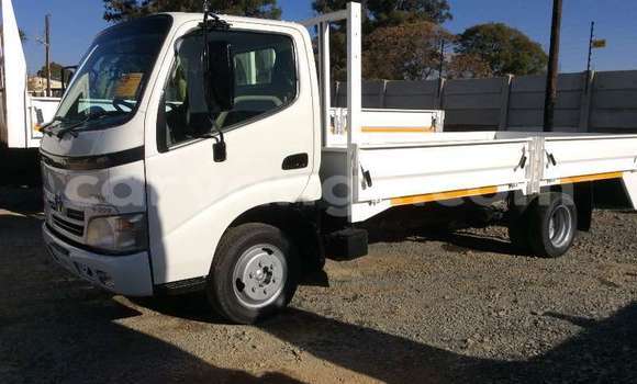 Acheter Occasion Utilitaire Toyota Dyna Blanc à Windhoek, Namibie Acheter Occasion Utilitaire Toyota Dyna Blanc à Windhoek, Namibie