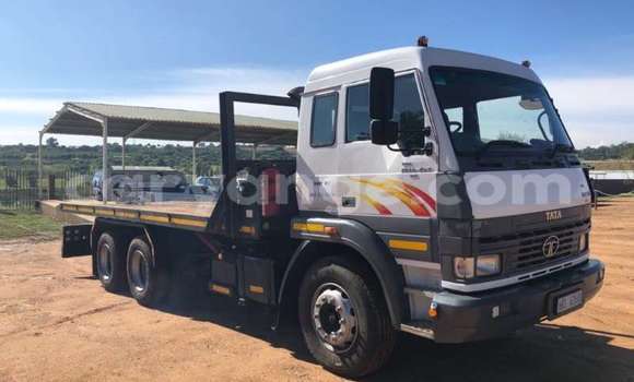 Acheter Occasion Utilitaire Tata LPT Blanc à Windhoek, Namibie Acheter Occasion Utilitaire Tata LPT Blanc à Windhoek, Namibie