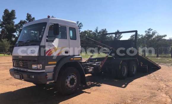 Acheter Occasion Utilitaire Tata LPT Blanc à Windhoek, Namibie Acheter Occasion Utilitaire Tata LPT Blanc à Windhoek, Namibie