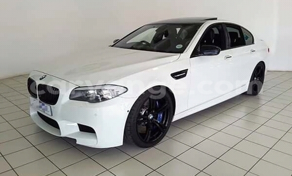 Acheter Occasion Voiture BMW M5 Blanc à Windhoek, Namibie Acheter Occasion Voiture BMW M5 Blanc à Windhoek, Namibie