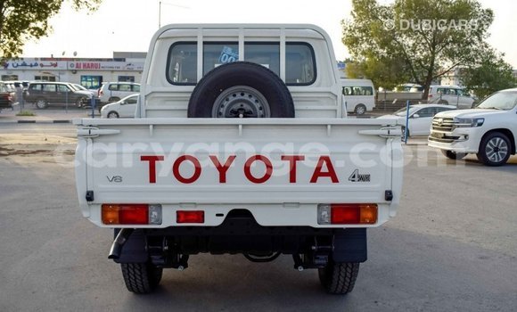 Acheter Import Voiture Toyota Pickup Blanc à Import - Dubai, Namibie Acheter Import Voiture Toyota Pickup Blanc à Import - Dubai, Namibie