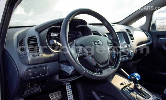 Acheter Import Voiture Kia Cerato Blanc à Import - Dubai, Namibie Acheter Import Voiture Kia Cerato Blanc à Import - Dubai, Namibie