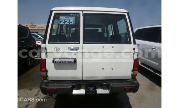 Acheter Import Voiture Toyota Land Cruiser Blanc à Import - Dubai, Namibie Acheter Import Voiture Toyota Land Cruiser Blanc à Import - Dubai, Namibie