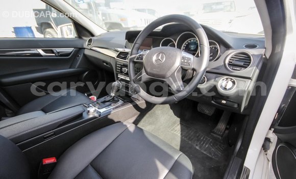 Acheter Import Voiture Mercedes-Benz 200 Blanc à Import - Dubai, Namibie Acheter Import Voiture Mercedes-Benz 200 Blanc à Import - Dubai, Namibie