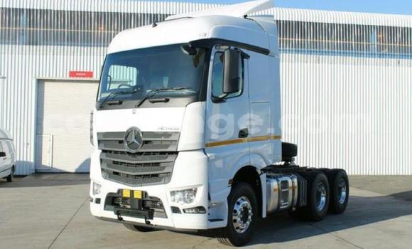 Acheter Occasion Utilitaire Mercedes‒Benz Truck Blanc à Gobabis, Omaheke Acheter Occasion Utilitaire Mercedes‒Benz Truck Blanc à Gobabis, Omaheke