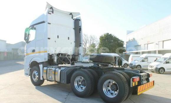 Acheter Occasion Utilitaire Mercedes‒Benz Truck Blanc à Gobabis, Omaheke Acheter Occasion Utilitaire Mercedes‒Benz Truck Blanc à Gobabis, Omaheke