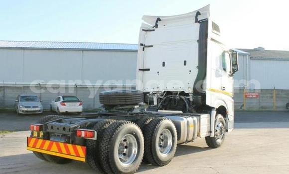 Acheter Occasion Utilitaire Mercedes‒Benz Truck Blanc à Gobabis, Omaheke Acheter Occasion Utilitaire Mercedes‒Benz Truck Blanc à Gobabis, Omaheke