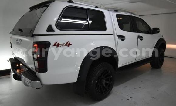 Acheter Occasion Voiture Isuzu KB Blanc à Grootfontein, Namibie Acheter Occasion Voiture Isuzu KB Blanc à Grootfontein, Namibie