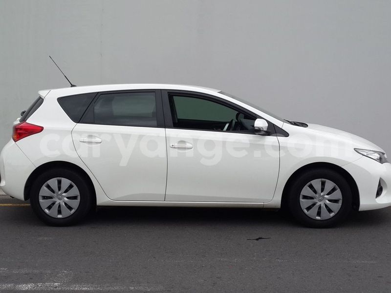 Big with watermark 2013 toyota auris 10