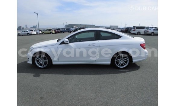 Acheter Import Voiture Mercedes-Benz 190 Blanc à Import - Dubai, Namibie Acheter Import Voiture Mercedes-Benz 190 Blanc à Import - Dubai, Namibie