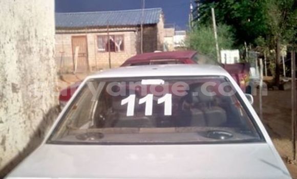 Acheter Occasion Voiture Mazda 323 Blanc à Windhoek, Namibie Acheter Occasion Voiture Mazda 323 Blanc à Windhoek, Namibie