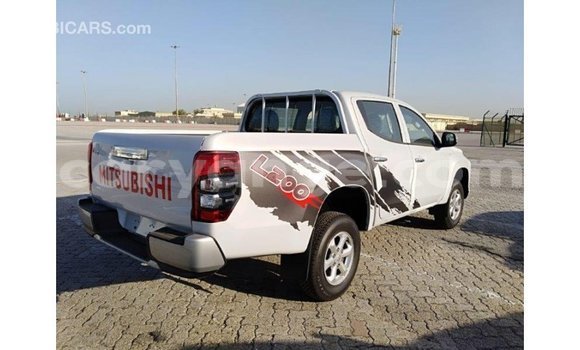 Acheter Import Voiture Mitsubishi L200 Blanc à Import - Dubai, Namibie Acheter Import Voiture Mitsubishi L200 Blanc à Import - Dubai, Namibie