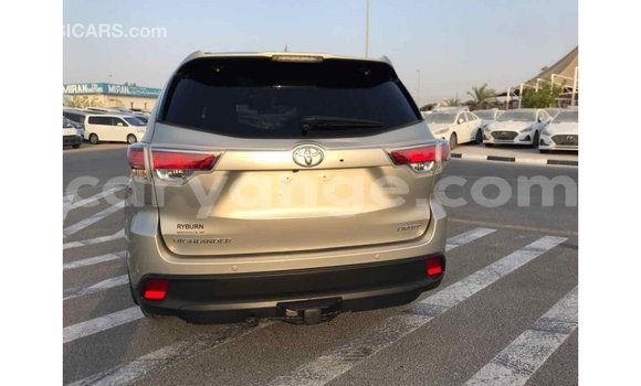Acheter Import Voiture Toyota Highlander Beige à Import - Dubai, Namibie Acheter Import Voiture Toyota Highlander Beige à Import - Dubai, Namibie