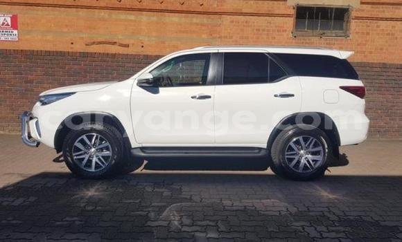 Acheter Occasion Voiture Toyota Fortuner Blanc à Karasburg, Karas Acheter Occasion Voiture Toyota Fortuner Blanc à Karasburg, Karas