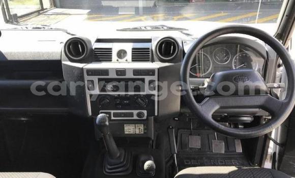 Acheter Occasion Voiture Land Rover Defender Blanc à Windhoek, Namibie Acheter Occasion Voiture Land Rover Defender Blanc à Windhoek, Namibie