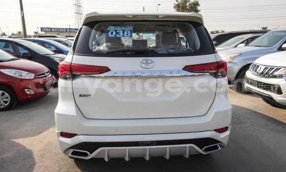 Acheter Import Voiture Toyota Fortuner Blanc à Import - Dubai, Namibie Acheter Import Voiture Toyota Fortuner Blanc à Import - Dubai, Namibie
