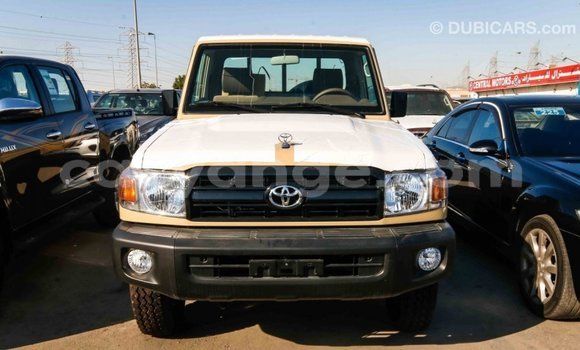 Acheter Import Voiture Toyota Land Cruiser Beige à Import - Dubai, Namibie Acheter Import Voiture Toyota Land Cruiser Beige à Import - Dubai, Namibie
