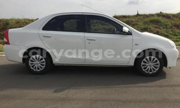Acheter Occasion Voiture Toyota Etios Blanc à Windhoek, Namibie Acheter Occasion Voiture Toyota Etios Blanc à Windhoek, Namibie