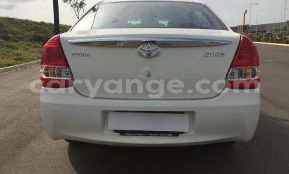 Acheter Occasion Voiture Toyota Etios Blanc à Windhoek, Namibie Acheter Occasion Voiture Toyota Etios Blanc à Windhoek, Namibie