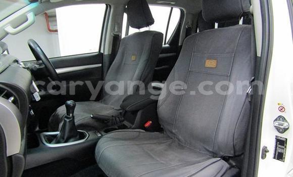 Acheter Occasion Voiture Toyota Hilux Blanc à Windhoek, Namibie Acheter Occasion Voiture Toyota Hilux Blanc à Windhoek, Namibie