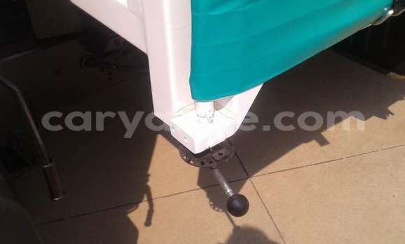 Acheter Occasion Utilitaire Hyundai H100 Blanc à Windhoek, Namibie Acheter Occasion Utilitaire Hyundai H100 Blanc à Windhoek, Namibie