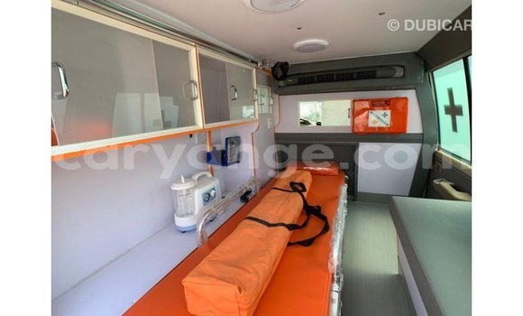 Acheter Import Voiture Toyota Land Cruiser Beige à Import - Dubai, Namibie Acheter Import Voiture Toyota Land Cruiser Beige à Import - Dubai, Namibie