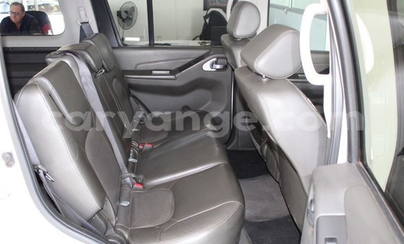 Buy Used Nissan Pathfinder White Car in Karasburg in Karas Buy Used Nissan Pathfinder White Car in Karasburg in Karas