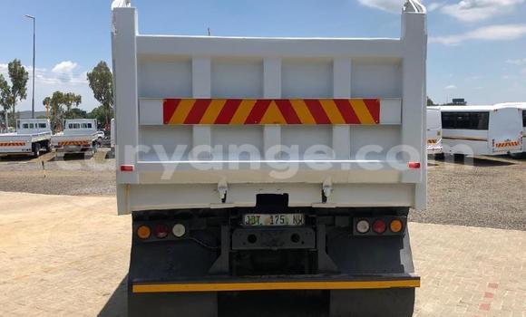 Acheter Occasion Utilitaire Mercedes‒Benz Tipper Blanc à Gobabis, Omaheke Acheter Occasion Utilitaire Mercedes‒Benz Tipper Blanc à Gobabis, Omaheke