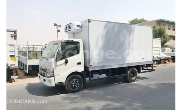 Acheter Import Utilitaire Hino 300 Series Blanc à Import - Dubai, Namibie Acheter Import Utilitaire Hino 300 Series Blanc à Import - Dubai, Namibie