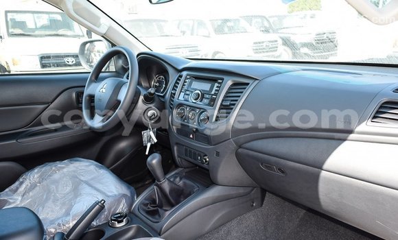 Acheter Import Voiture Mitsubishi L200 Blanc à Import - Dubai, Namibie Acheter Import Voiture Mitsubishi L200 Blanc à Import - Dubai, Namibie