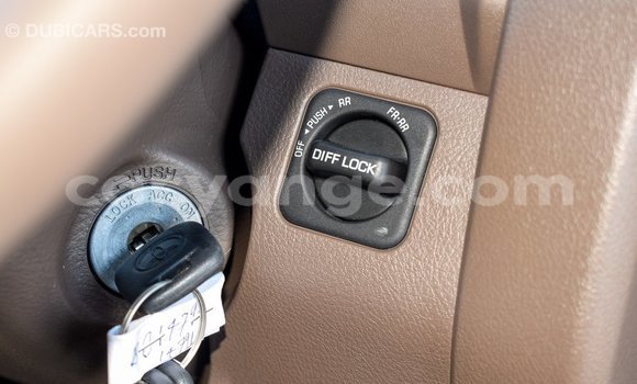 Acheter Import Voiture Toyota Land Cruiser Beige à Import - Dubai, Namibie Acheter Import Voiture Toyota Land Cruiser Beige à Import - Dubai, Namibie