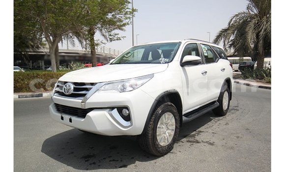Acheter Import Voiture Toyota Fortuner Blanc à Import - Dubai, Namibie Acheter Import Voiture Toyota Fortuner Blanc à Import - Dubai, Namibie