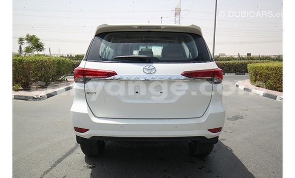 Acheter Import Voiture Toyota Fortuner Blanc à Import - Dubai, Namibie Acheter Import Voiture Toyota Fortuner Blanc à Import - Dubai, Namibie