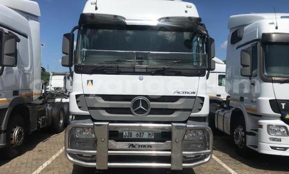 Acheter Occasion Utilitaire Mercedes‒Benz 2644 Blanc à Grootfontein, Namibie Acheter Occasion Utilitaire Mercedes‒Benz 2644 Blanc à Grootfontein, Namibie