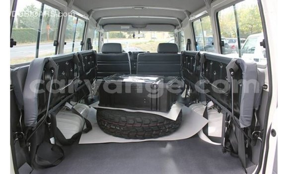 Acheter Import Voiture Toyota Land Cruiser Blanc à Import - Dubai, Namibie Acheter Import Voiture Toyota Land Cruiser Blanc à Import - Dubai, Namibie