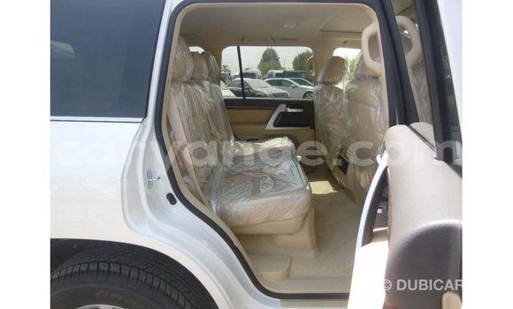 Acheter Import Voiture Toyota Land Cruiser Blanc à Import - Dubai, Namibie Acheter Import Voiture Toyota Land Cruiser Blanc à Import - Dubai, Namibie