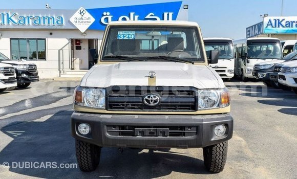 Acheter Import Voiture Toyota Land Cruiser Beige à Import - Dubai, Namibie Acheter Import Voiture Toyota Land Cruiser Beige à Import - Dubai, Namibie