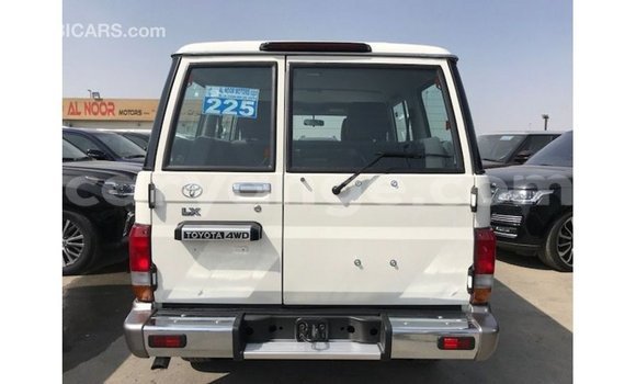 Acheter Import Voiture Toyota Land Cruiser Blanc à Import - Dubai, Namibie Acheter Import Voiture Toyota Land Cruiser Blanc à Import - Dubai, Namibie