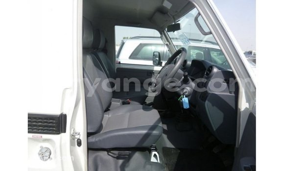Acheter Import Voiture Toyota Land Cruiser Blanc à Import - Dubai, Namibie Acheter Import Voiture Toyota Land Cruiser Blanc à Import - Dubai, Namibie