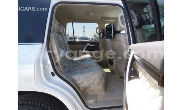 Acheter Import Voiture Toyota Land Cruiser Blanc à Import - Dubai, Namibie Acheter Import Voiture Toyota Land Cruiser Blanc à Import - Dubai, Namibie