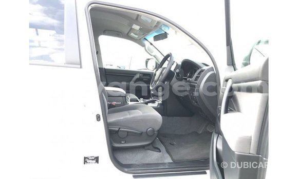 Acheter Import Voiture Toyota Land Cruiser Blanc à Import - Dubai, Namibie Acheter Import Voiture Toyota Land Cruiser Blanc à Import - Dubai, Namibie
